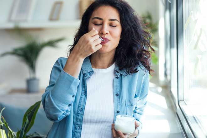 Eine Frau isst selbsthergestellten Joghurt