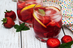 Bowle Rezept mit und ohne Alkohol: Erdbeere